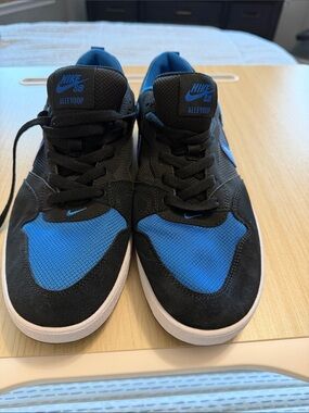 Nike Men's Black and Blue Alleyoop Skate Sneakers